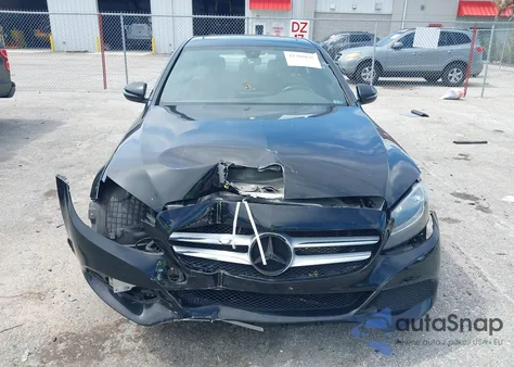 2018 Mercedes-Benz C 300 z USA, uszkodzony, nr VIN 55SWF4JB1JU282358